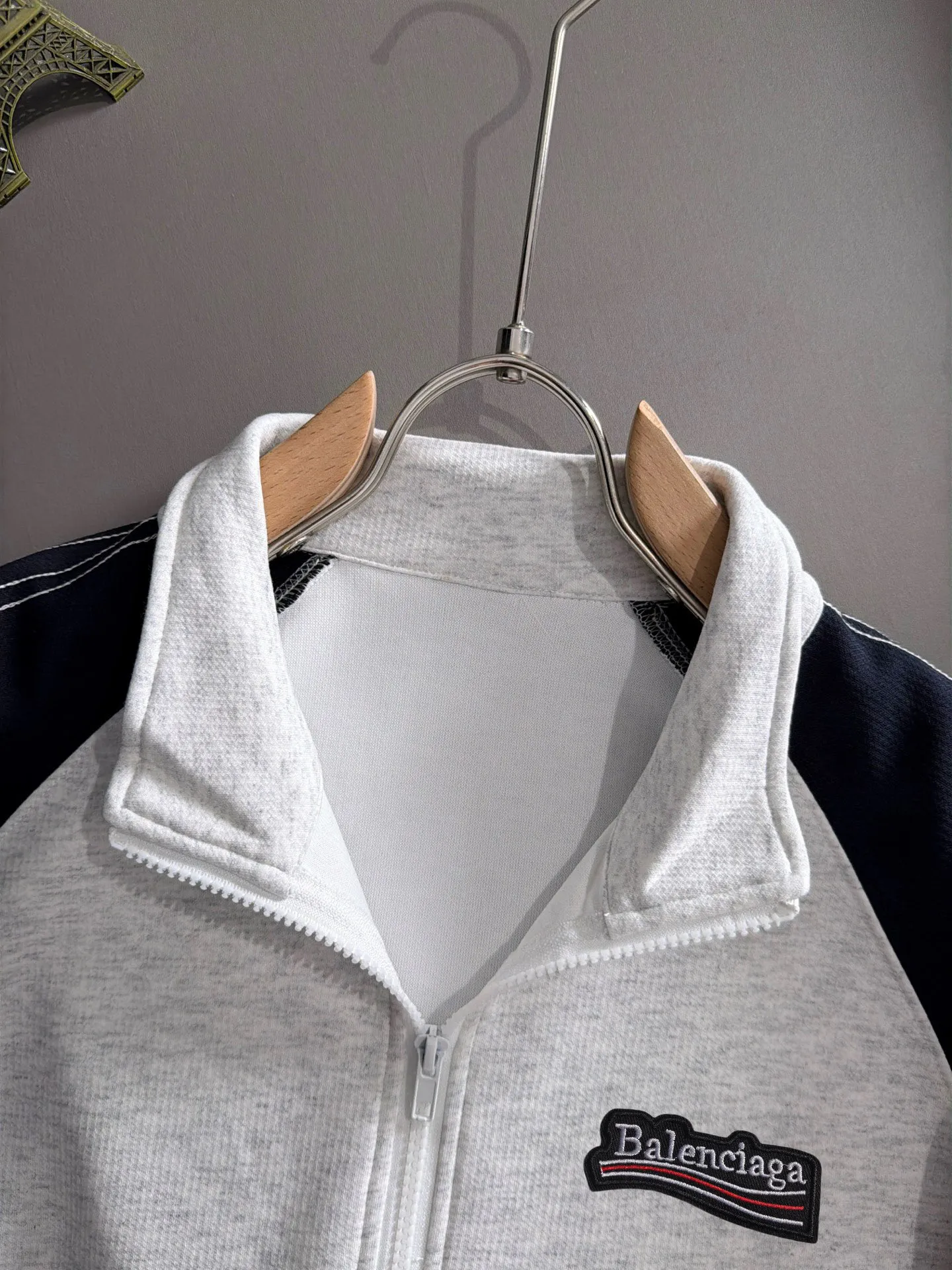 Balenciaga 2026 Long Sleeve Sweatshirts for Men and Women Same Style Many Stars Same Style, Top Original Version Feel Free to Compare 🆚The fabric is custom-dyed and slightly spray-painted and distressed. The fabric, material, and details are consistent with the original version. Special cotton and linen fabrics are used. The cost of the fabric is extremely expensive. It is twice as expensive as pure cotton materials. We will do better at all costs. Three standards are complete. The comparison between non-market products and our fabrics is very different. Only the top version is made! Size: M-4XL